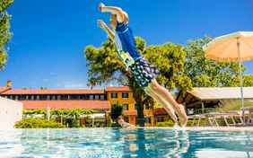 Rein ins kühle Nass - Foto: Bethel Fath